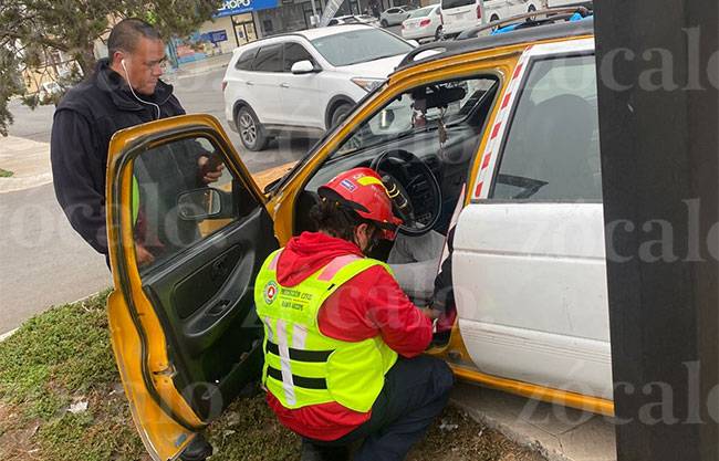Hombre sufre aparente infarto mientras conducía, choca y muere en hospital en Ramos