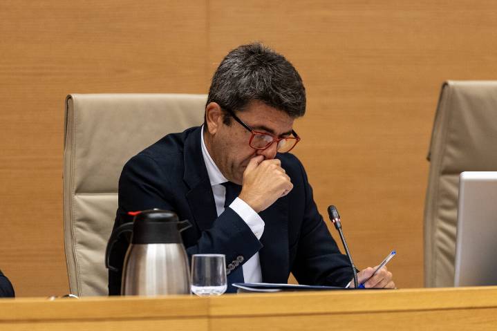 La secretaria de Mazón dice que no recuerda que hablara con él la tarde de dana