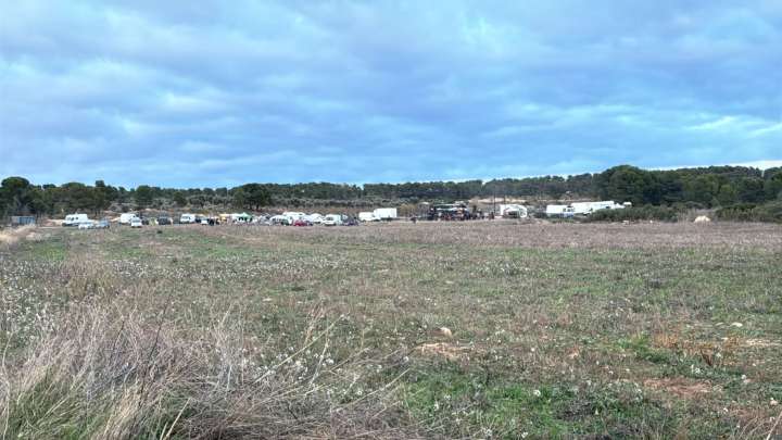 Una macro fiesta ilegal sorprende a Mazaleón: "Es como un pueblo"