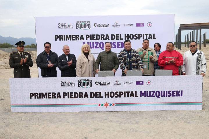 Colocan primera piedra del Hospital Muzquiseki en Múzquiz; proyecto fortalecerá salud en la Carbonífera