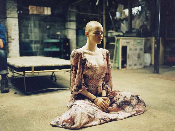 Emma Stone se reinventa en ‘Bugonia’: un salto físico y emocional