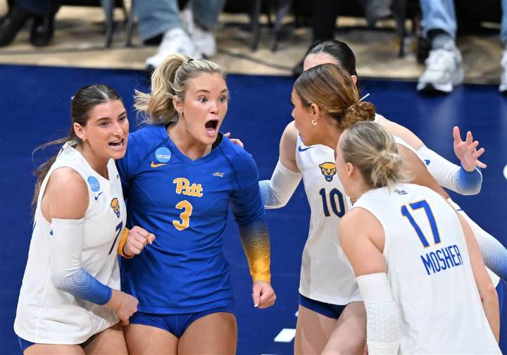 Pitt battles nerves, outlasts Michigan to continue its Sweet Sixteen streak