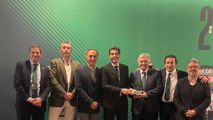El Real Betis Balompié homenajea en La Cartuja a Radio Sevilla por su centenario