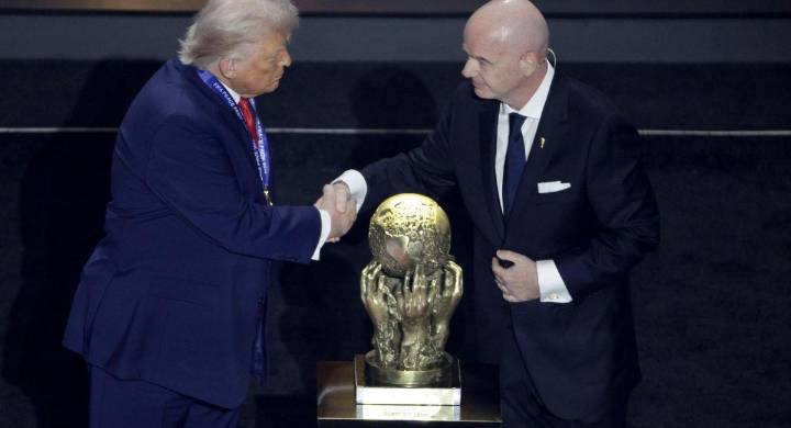 Donald Trump se anotó un golazo desde mitad de cancha al recibir el Premio de Paz de la FIFA