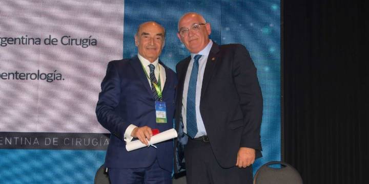 La comunidad médica homenajeó a un referente de la formación quirúrgica
