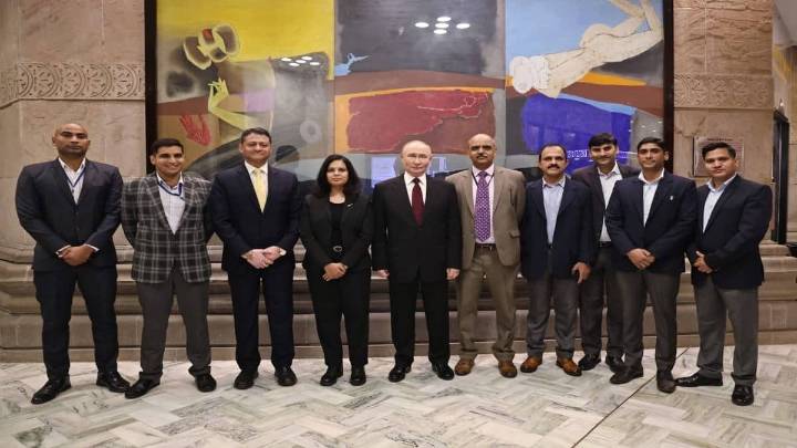 'Humility Beyond Protocol': Putin Obliges Delhi Hotel Staff for Photo Viral News