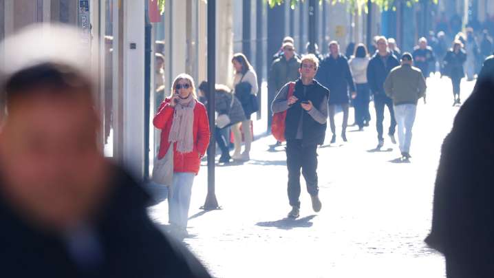 El Puente de la Constitución arranca en Granada con ascenso del mercurio