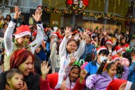 Pequeños héroes que vencieron enfermedades complejas iluminaron el árbol navideño