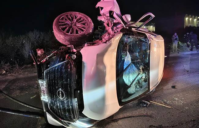 Vuelca tras impactar contra una luminaria