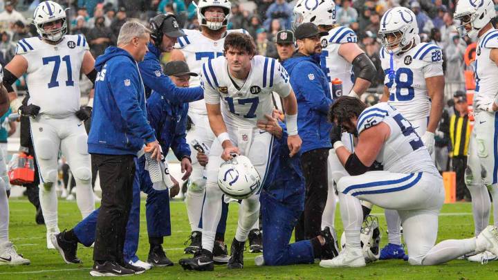 Colts’ Daniel Jones seen badly limping to locker room after brutal injury, loss to Jaguars