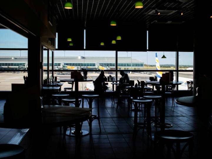 15 rules for the airport bar every traveller should follow