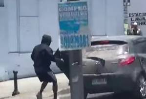 Vecinos captan encerrona y asalto a pasajero de taxi colectivo en el centro de Iquique