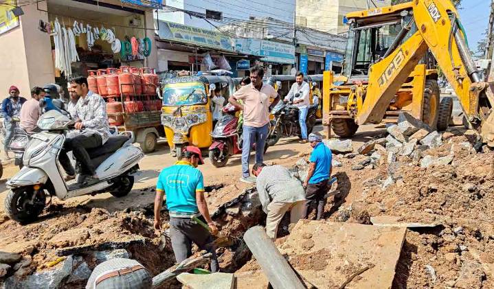 Hyderabad: Underground cable work causes heavy traffic disruption on key Yousufguda stretch