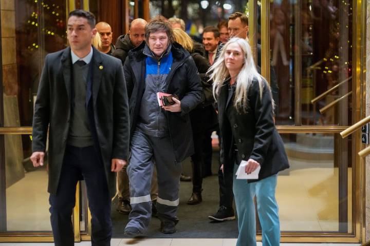 Entrega del Nobel a Machado. Milei lució un mameluco de YPF en su llegada a Noruega