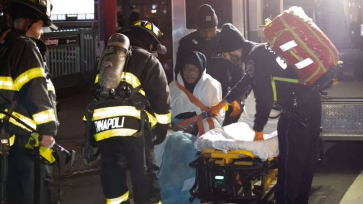 Prenden fuego a abuelito que dormía en vagón del Metro de Nueva York