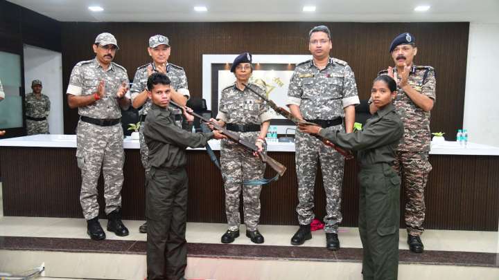 11 Maoists surrender before Maharashtra DGP in Gadchiroli