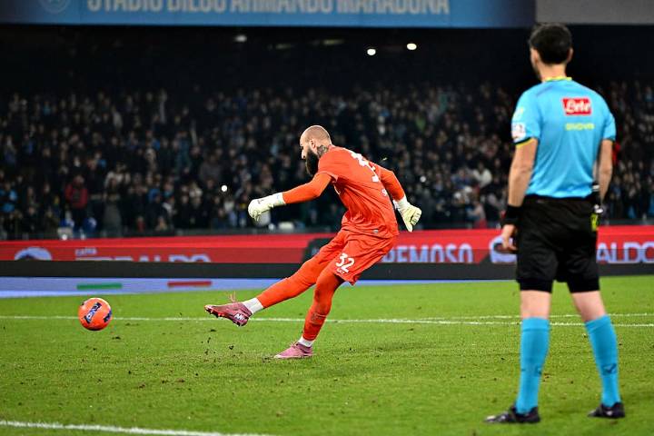 El penal ejecutado por el arquero del Napoli que sorprendió por su inusual velocidad y recorre el mundo
