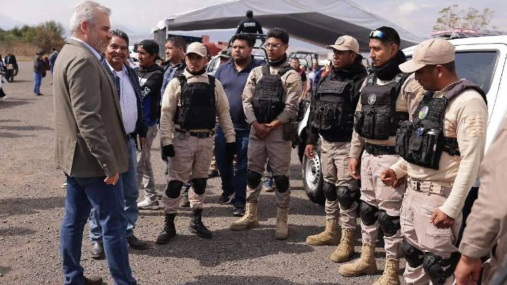 Dotan de patrullas y equipo táctico a policías comunitarias de Michoacán