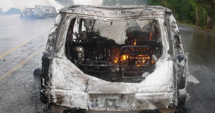 Suben a tres los muertos por explosión de vehículo en Coahuayana, Michoacán