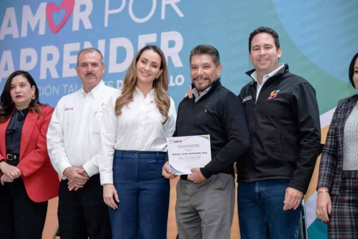 Javier Díaz González y Luly López Naranjo celebran graduación en Saltillo