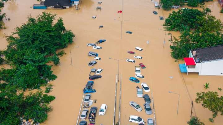 'El agua me llegaba al cuello': inundaciones en el sur y el sureste de Asia dejan más de 1.000 muertos y presionan a gobiernos a declarar emergencia