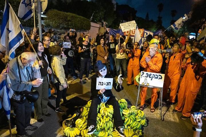 Soborno, fraude y abuso de confianza: los casos de corrupción por los que Netanyahu ha pedido el indulto