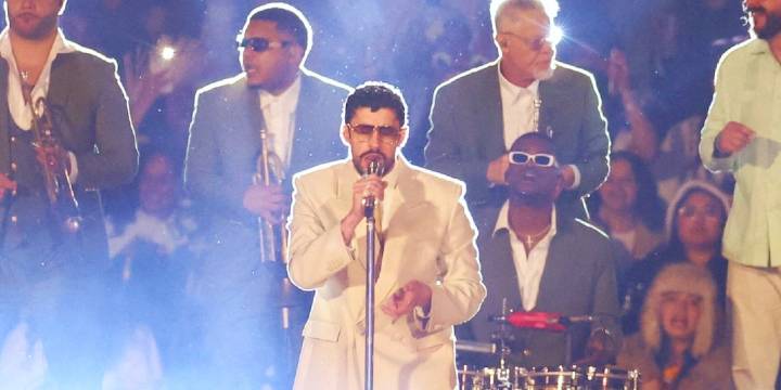 Bad Bunny interrumpe su concierto en CDMX para rendir tributo a sus muertos: “Fue un momento que me marcó”