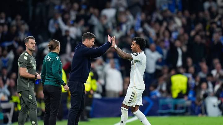 El vestuario, con Xabi Alonso: "Estamos juntos con el entrenador"