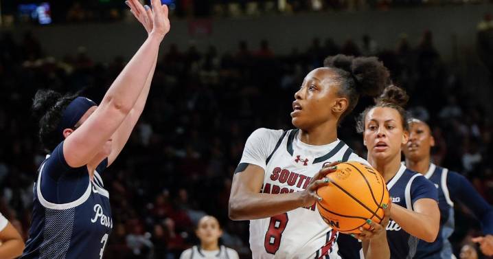 Edwards' career-high 29 points lead No. 3 South Carolina to 95