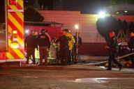 Rescatan a dos trabajadores tras caer a una fosa de gasolina en una Rendichicas de Tijuana