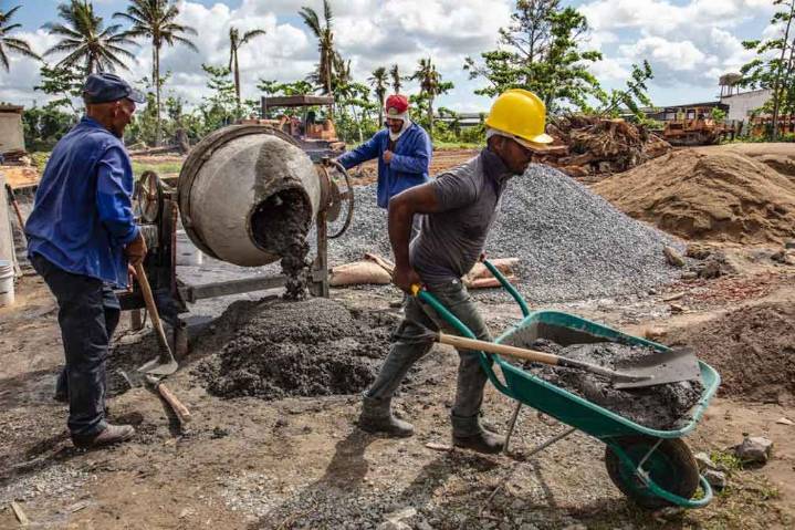 Presidente cubano exalta labor de constructores en su Día