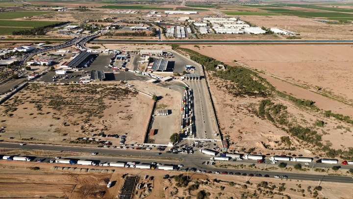 En rechazo a la Ley del Agua, agricultores de Mexicali bloquean garita comercial