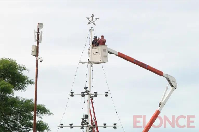 Paraná respira el espíritu navideño: finalizó el armado del arbolito con luces recicladas