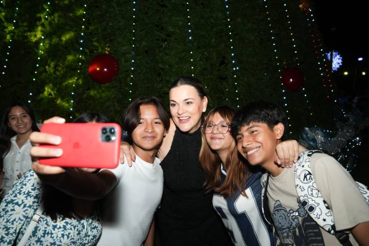 Cecilia Patrón enciende el Árbol del Remate de Paseo de Montejo