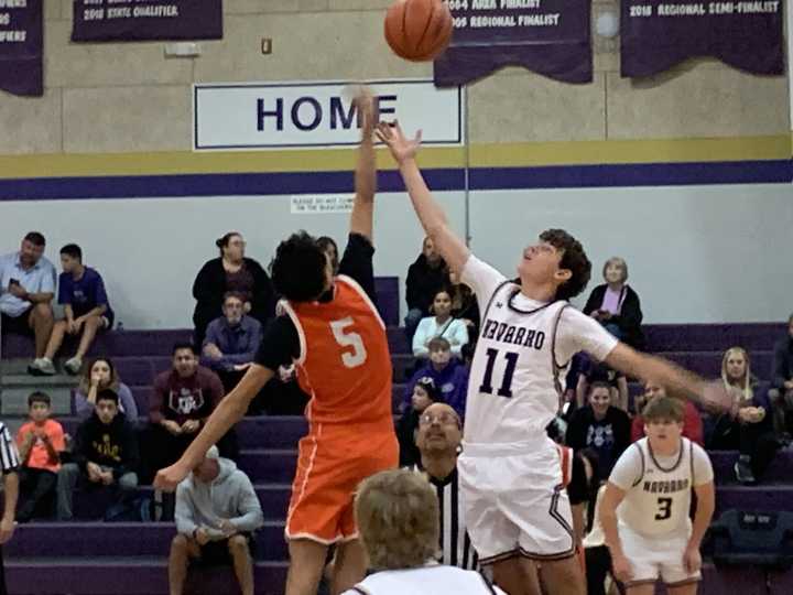Area high school basketball roundup: Burbank buzzer-beater hands Navarro first loss