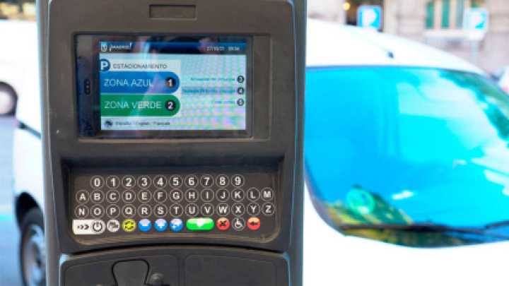 Madrileños explotan con el nuevo Servicio de Estacionamiento Regulado: "Me cobran por el espacio que no encuentro para aparcar"