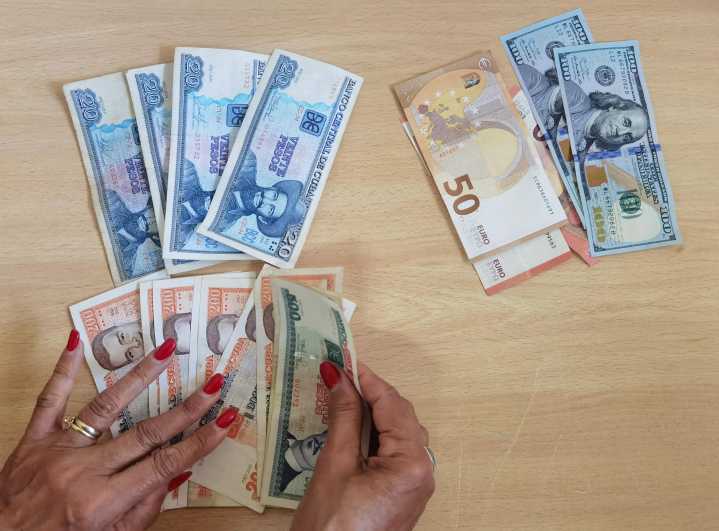 Cuba oficializa con un paquete legal la dolarización parcial de su economía