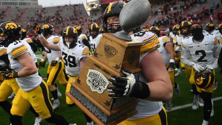 Logan Jones leads 3 first-team All-Big Ten Hawkeyes on offensive line