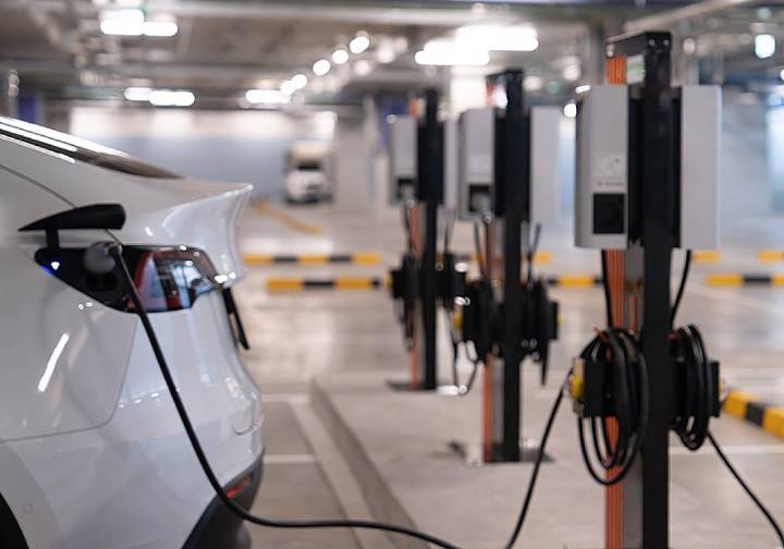 El Supremo dicta que los puntos de recarga en garajes requieren solo aviso previo a la comunidad