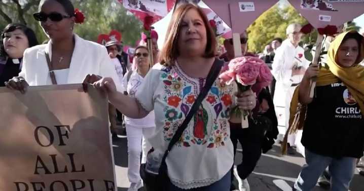 "Ponte your Moños": Mujeres inmigrantes convierten sus trenzas en mensaje de resistencia contra ICE