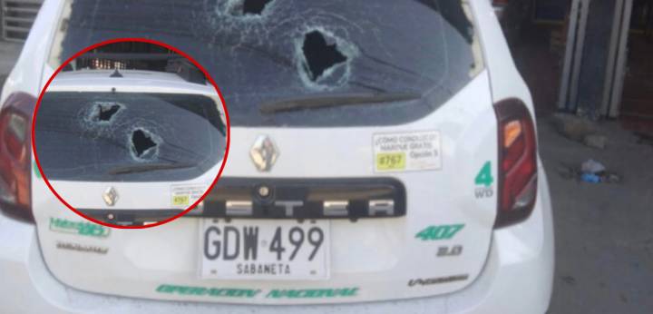 Atacaron con ‘peñones’ a un vehículo público para intentar robarlo en plena vía alterna