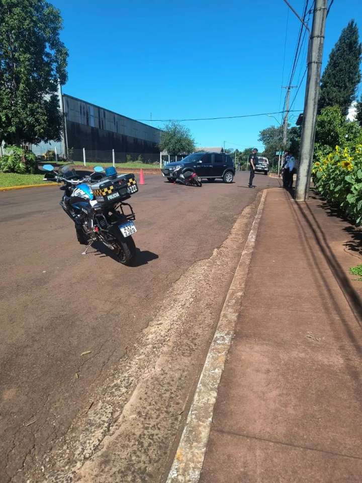 Capioví: colisión entre un auto y una moto dejó dos lesionados