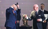 Trump se cuelga medalla de la paz de la FIFA; "puedes hacer lo que quieras", le dice Infantino