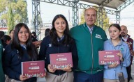 Natividad Castrejón entrega tabletas a estudiantes del Conalep Tulancingo