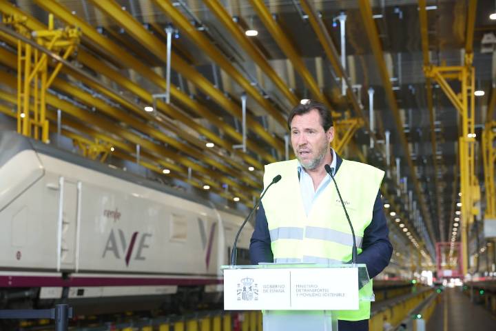 Puente viaja a China a conocer los trenes ‘low cost’ de alta velocidad ante el déficit de flota de Renfe