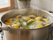 Hervir cáscaras de limón con laurel: para qué sirve y por qué recomiendan hacerlo