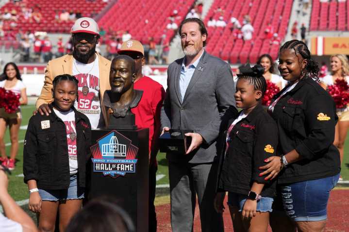 “Stay Ready, So You Don’t Have to Get Ready” – Another NFL Hall of Famer Open to a Shocking Return