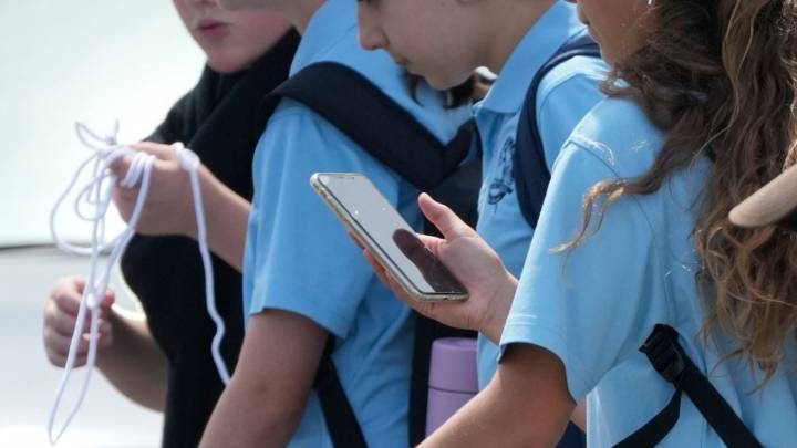 Reddit apela ley australiana que prohíbe redes sociales a menores de 16 años; es inconstitucional, señala