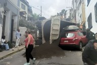 Imágenes captan angustiante volcamiento de camión tolva sobre auto en cerro de Valparaíso