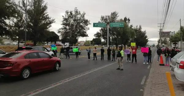 Cierre de guardería del IMSS provoca bloqueo en la 57 y Colorines